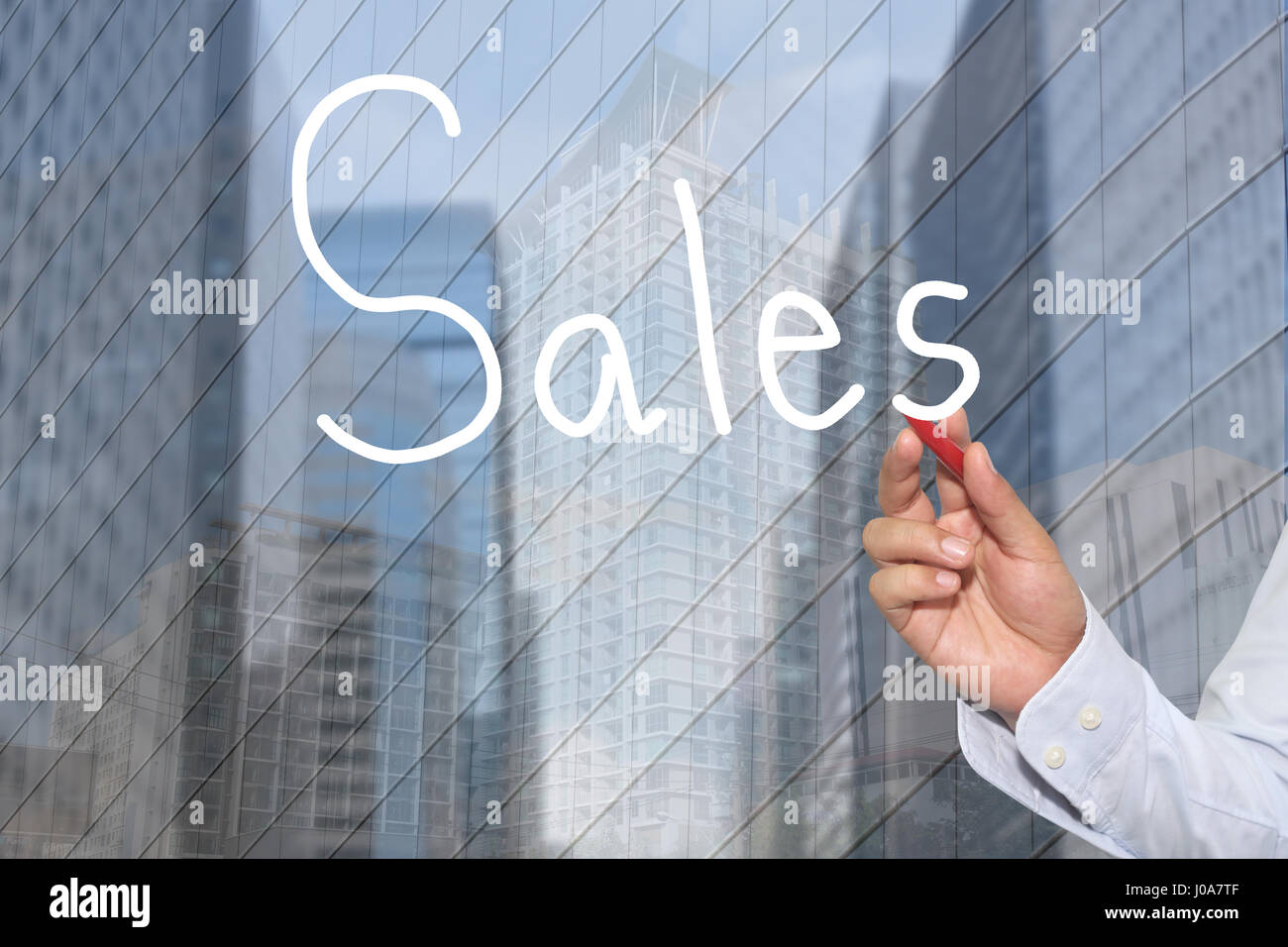 La mano di un imprenditore disegnati a mano una parola delle vendite per presentare e applicando al vostro business. Foto Stock