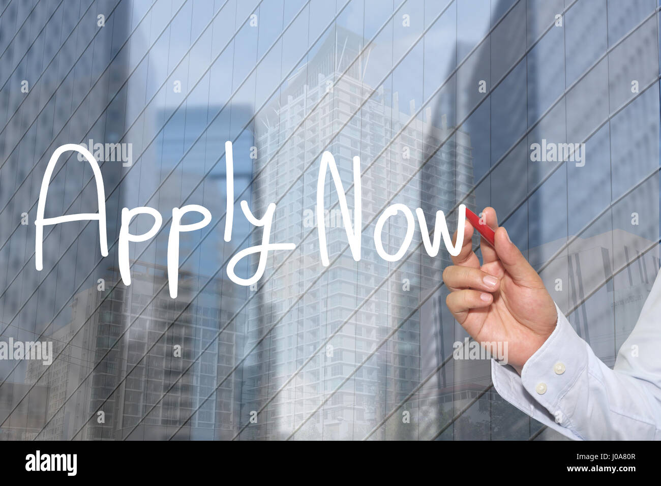 La mano di un imprenditore disegnati a mano una parola di applicare ora per presentare e applicando al vostro business. Foto Stock