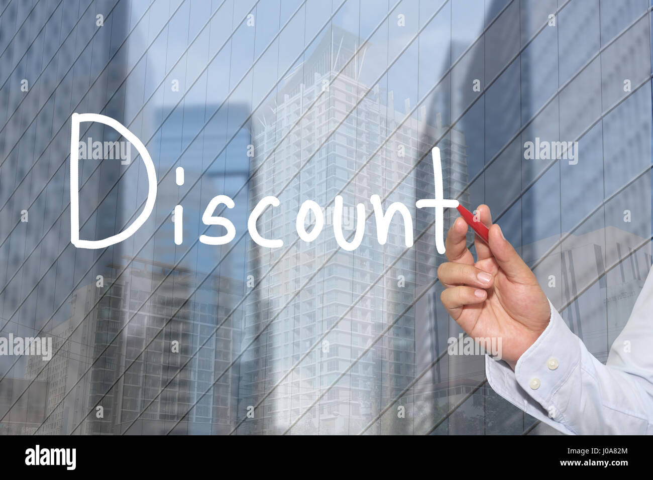 La mano di un imprenditore disegnati a mano una parola di sconto per presentare e applicando al vostro business. Foto Stock