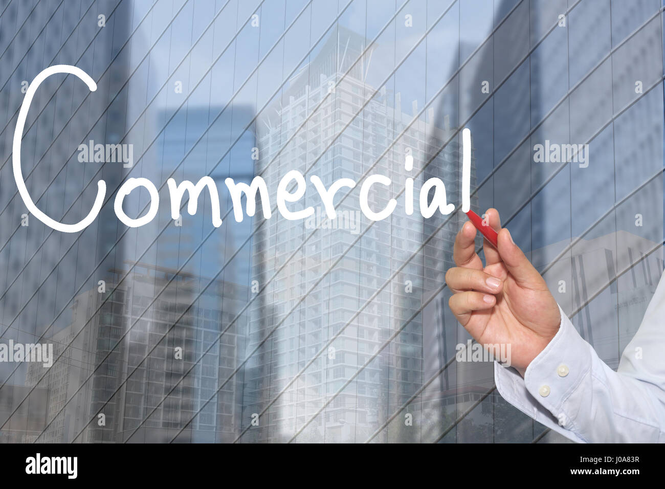 La mano di un imprenditore disegnati a mano una parola di commerciale per presentare e applicando al vostro business. Foto Stock