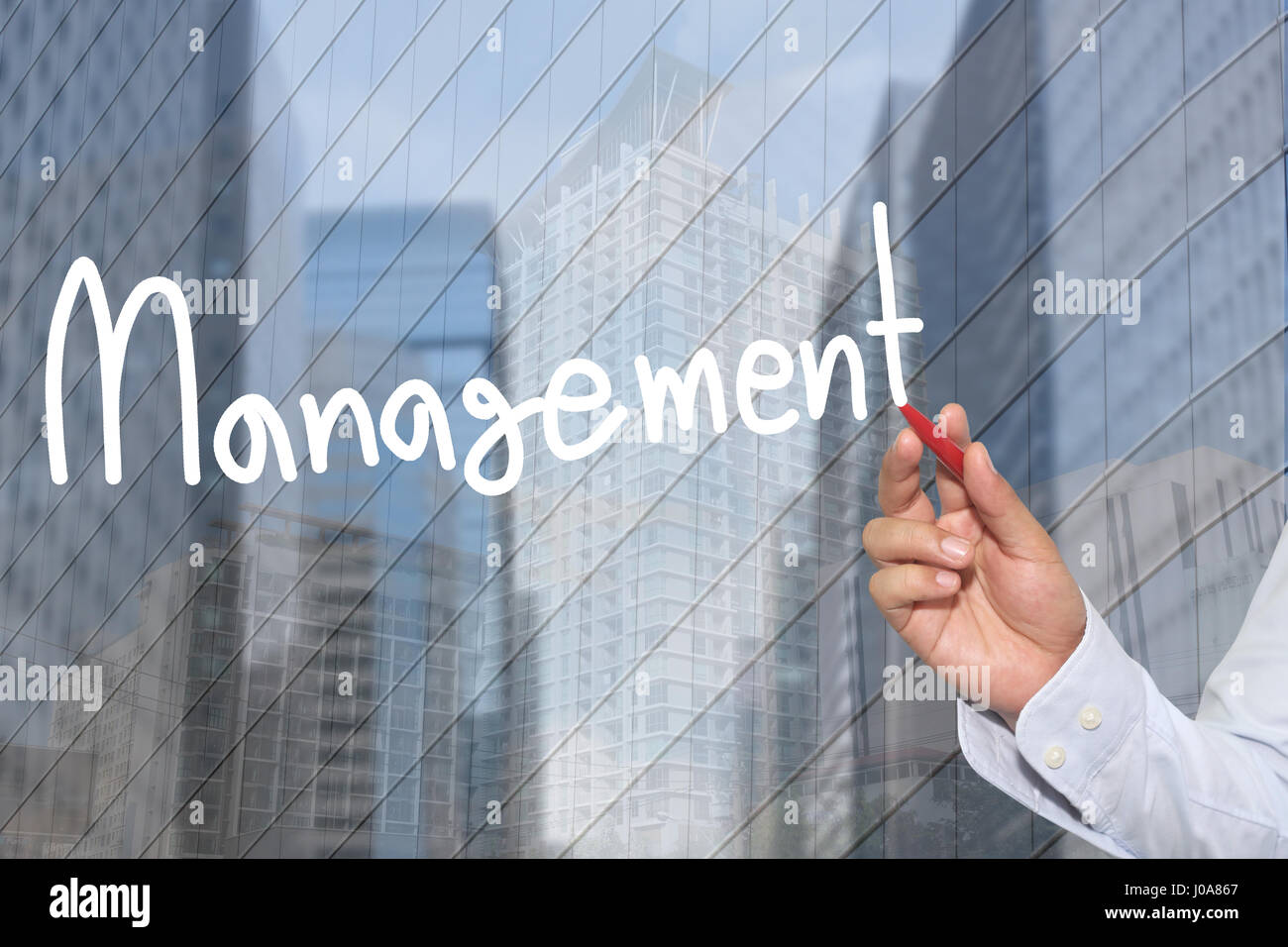 La mano di un imprenditore disegnati a mano una parola di gestione per presentare e applicando al vostro business. Foto Stock