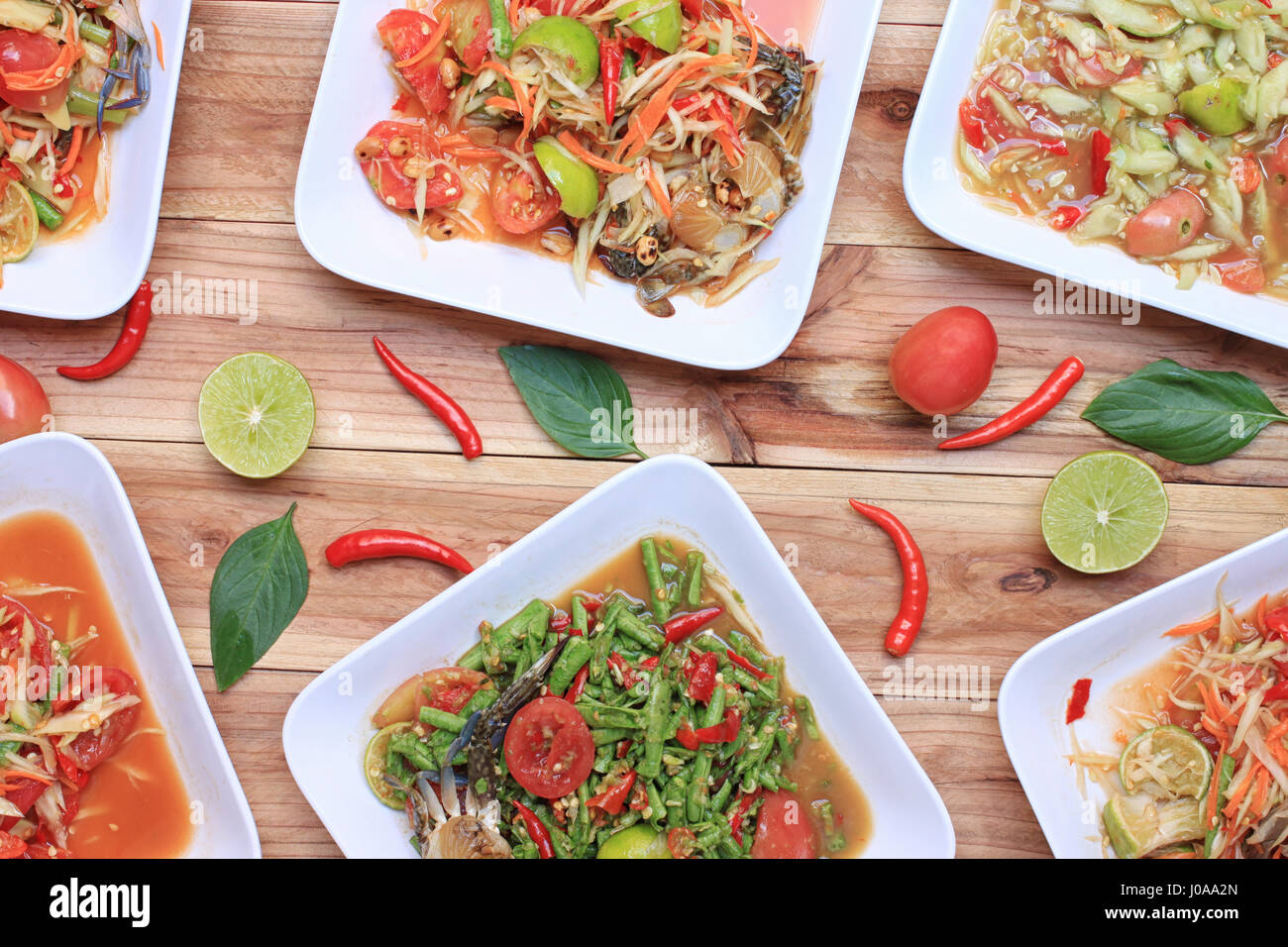 Raccolta di cibo tailandese sul pavimento in legno,l'insalata di papaia (SOM TUM),piccante di carne di maiale alla griglia, insalate e grigliate di pesce nel cibo è stato popolare in Thailandia. Foto Stock