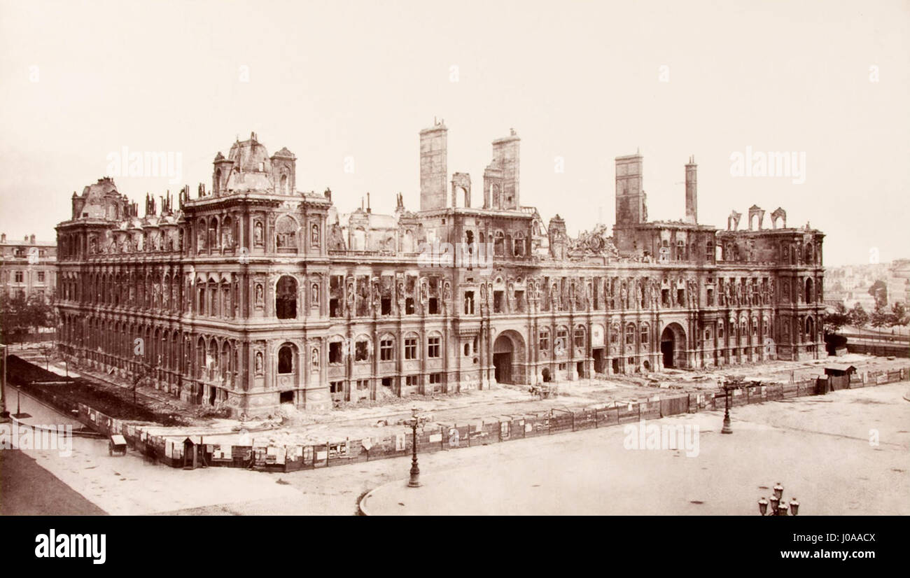 La fotografia di Charles Marville cattura l'Hôtel de Ville di Parigi, mostrando le conseguenze dell'incendio durante la comune di Parigi nel 1871, documentando la devastazione e il significato storico del sito. Foto Stock
