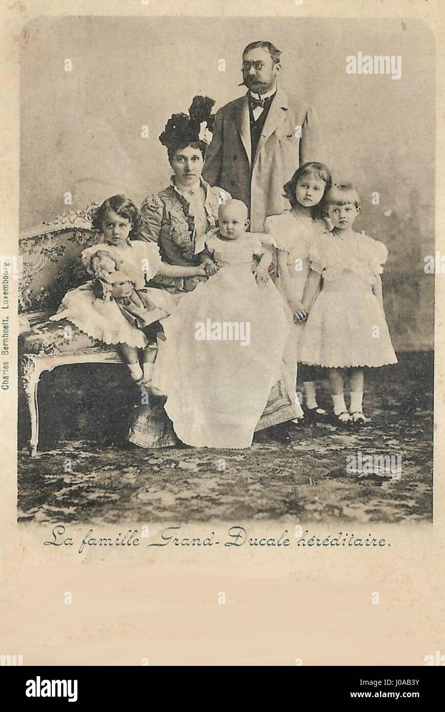 Questo ritratto del XIX secolo di Guglielmo IV di Lussemburgo raffigura la famiglia Granducale. Sottolinea la statura regale della monarchia ereditaria e la rappresentazione formale del lignaggio reale. Foto Stock