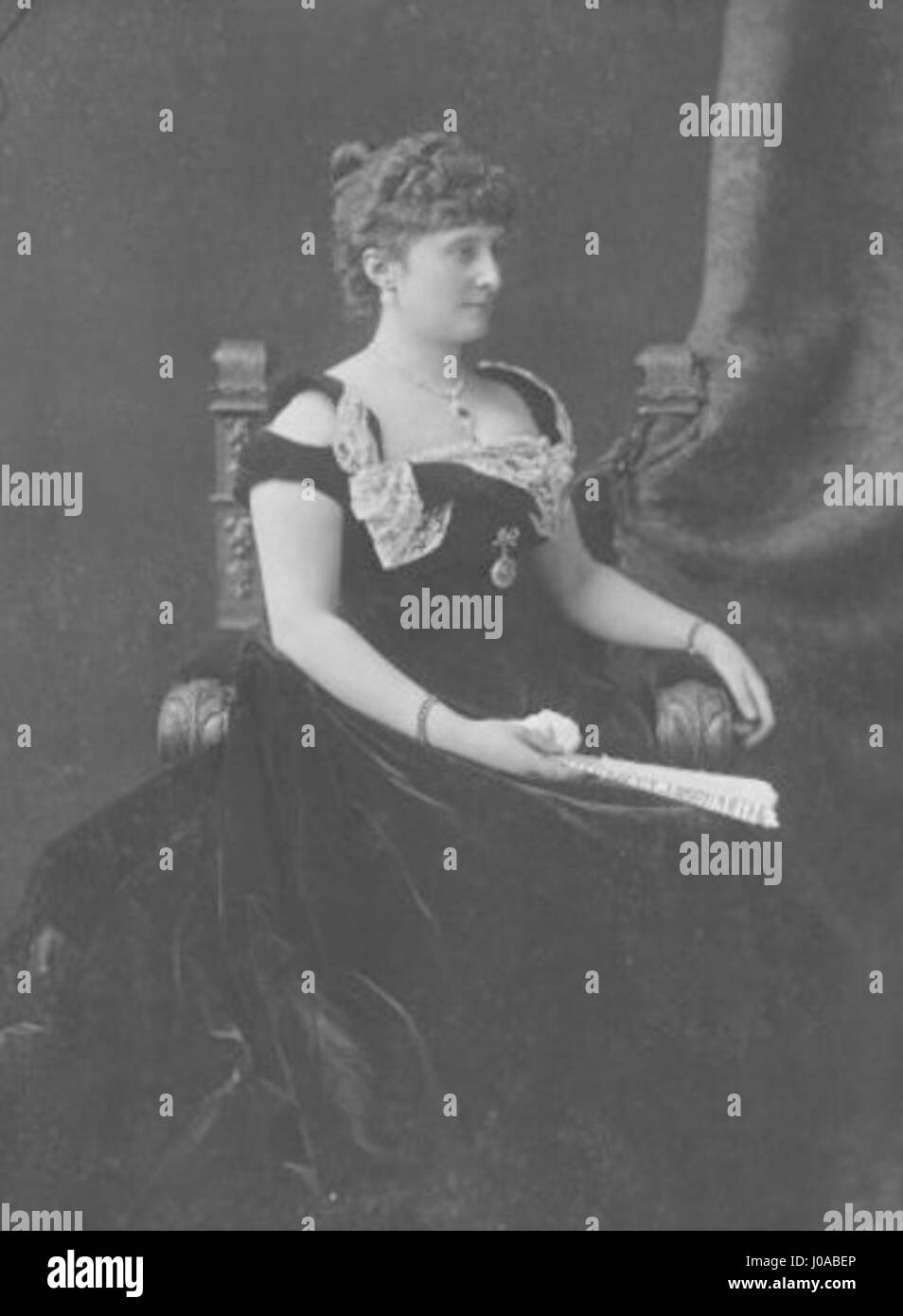 Il ritratto di Lady Constance Knox del 1899 la raffigura in una posa elegante, mettendo in risalto il suo abbigliamento raffinato e la sua espressione audace. L'opera cattura la statura sociale e la grazia del soggetto, resa in uno stile morbido e naturalistico tipico della pittura ritrattistica di fine Ottocento. Foto Stock