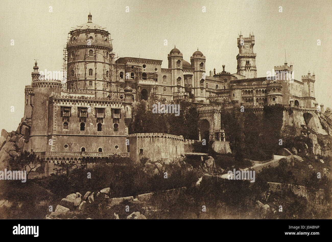 Il Palácio Nacional da pena, situato a Sintra, Portogallo, era in costruzione a metà del XIX secolo. Rappresenta una fusione di stili architettonici gotici, rinascimentali e manuelini. Costruito sul sito di un precedente monastero, è diventato una residenza reale e in seguito un sito patrimonio dell'umanità dell'UNESCO. La fase di costruzione nel 1850 fu un periodo significativo nella storia del palazzo, dando forma al suo design iconico e all'importanza culturale. Foto Stock