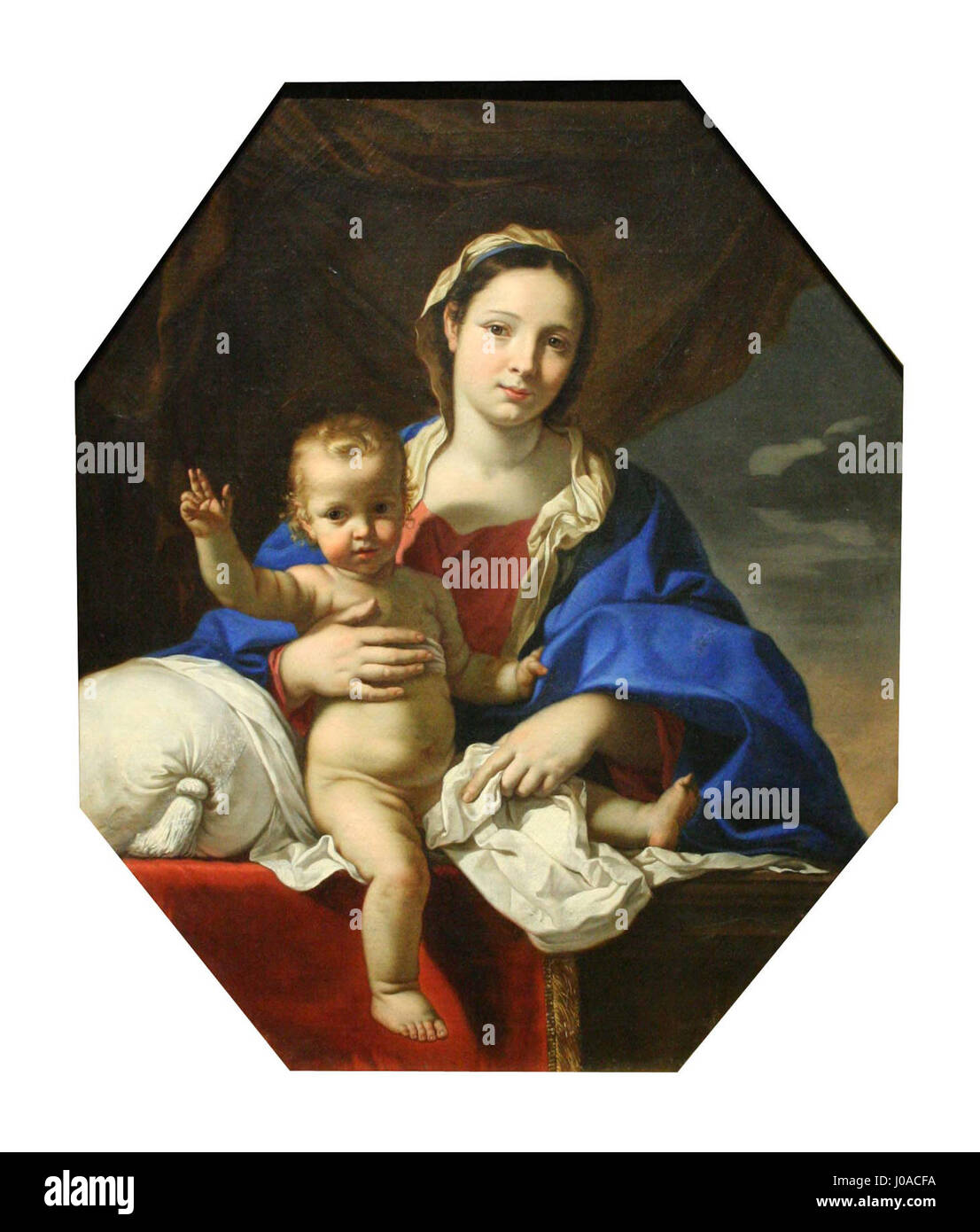 La "Vergine con bambino" di Nicolas Mignard raffigura la Vergine Maria che tiene il bambino Gesù, circondato da simboli di purezza e innocenza. Il dipinto sottolinea il sereno e materno legame tra madre e bambino, tipico dell'arte religiosa del periodo barocco. Foto Stock