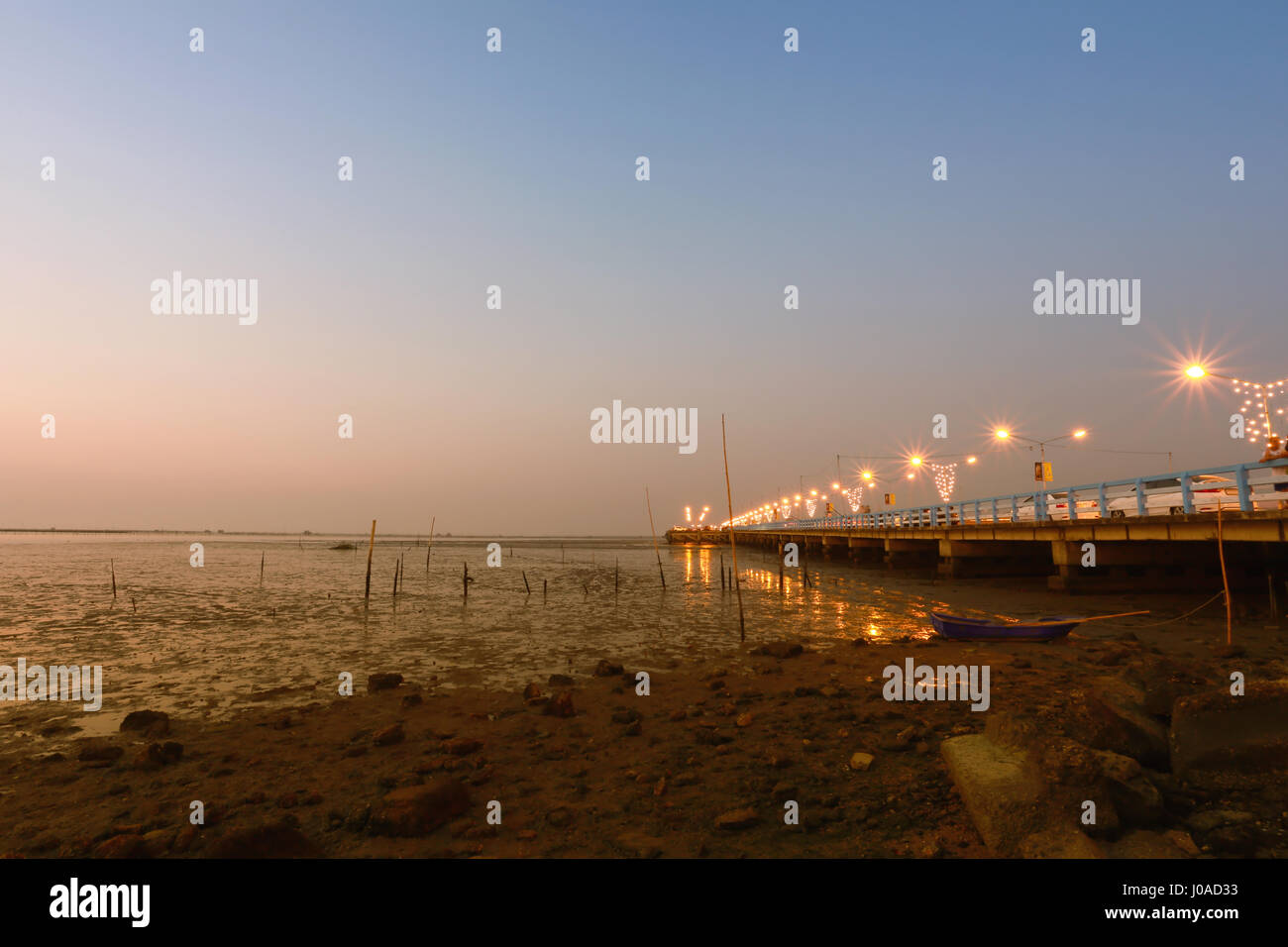 Costa e ponte di Chonburi provincia nella luce della sera twilight in Thailandia. Foto Stock