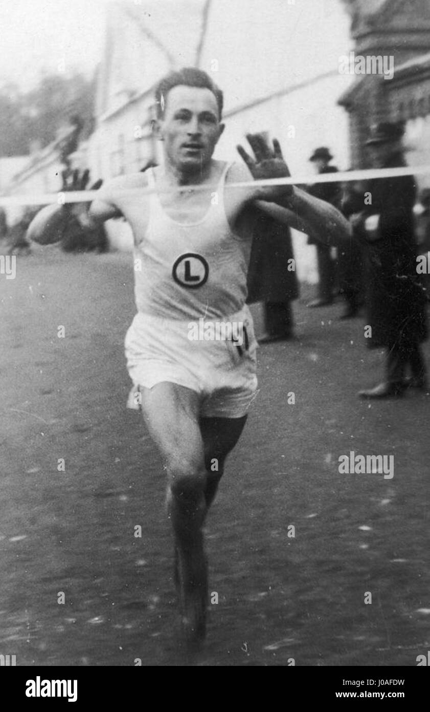Il Campionato polacco di fondo maschile del 1936, tenutosi a Lublino, mette in mostra gli atleti che gareggiano in gare a lunga distanza su terreni diversi, un evento significativo nella storia sportiva della Polonia. Foto Stock