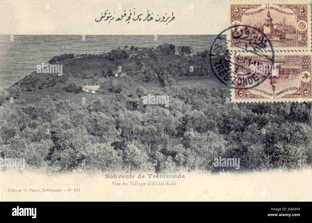 «Vista di Akcakale, Trebisonda» è un paesaggio storico che raffigura la città turca di Akcakale, vicino all'antica città di Trebisonda (l'odierna Trabzon). Il dipinto offre uno sguardo sull'architettura e l'ambiente naturale della regione, riflettendo la topografia locale e il significato culturale della zona nel XIX secolo. Foto Stock