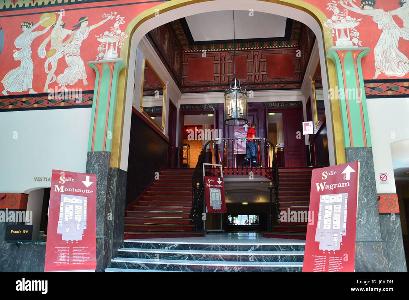 Questa immagine mostra l'ingresso di '2salles', probabilmente una galleria d'arte contemporanea o uno spazio espositivo, nel 2014. La fotografia cattura l'architettura e il design moderni del luogo, offrendo uno sguardo sulla scena artistica contemporanea di quell'anno. Foto Stock Questa immagine mostra l'ingresso di '2salles', probabilmente una galleria d'arte contemporanea o uno spazio espositivo, nel 2014. La fotografia cattura l'architettura e il design moderni del luogo, offrendo uno sguardo sulla scena artistica contemporanea di quell'anno. Foto Stock