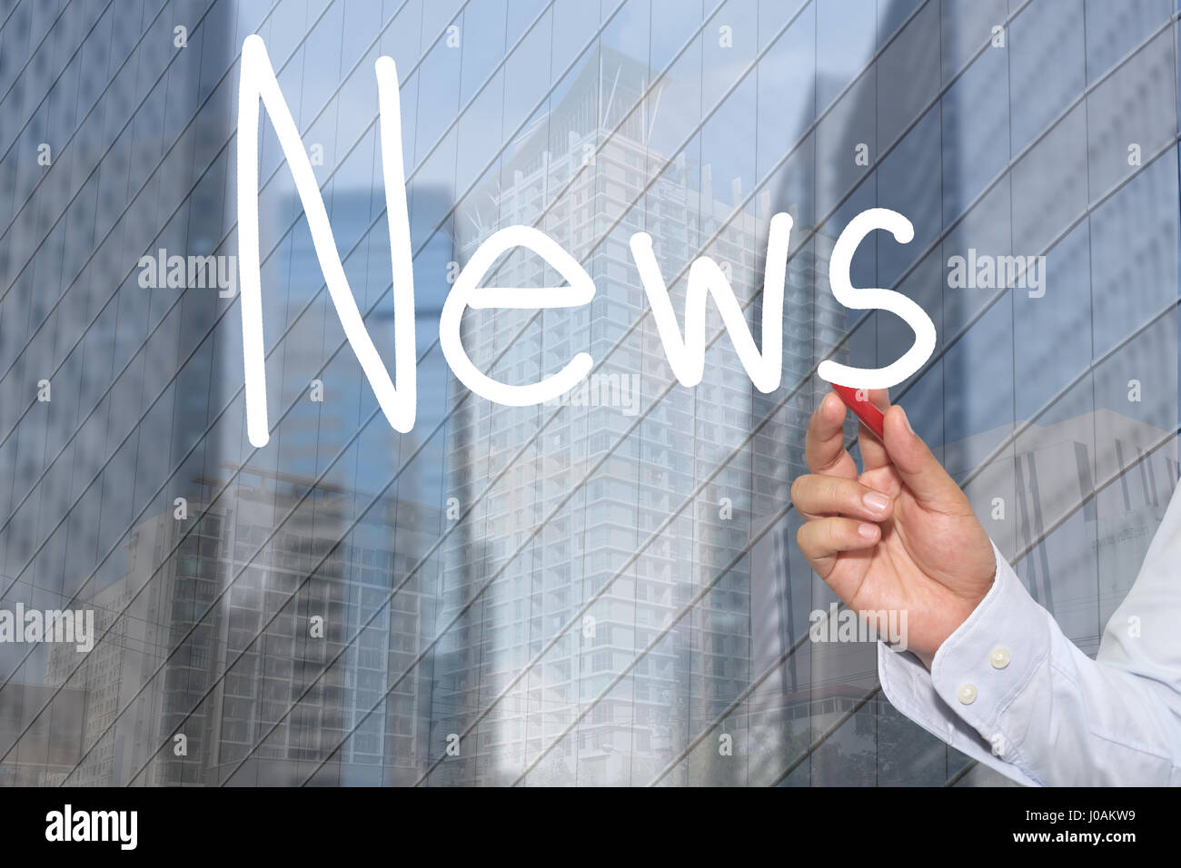 La mano di un imprenditore disegnati a mano una parola di Notizie nel concetto di presentazione e di applicazione per il tuo business. Foto Stock