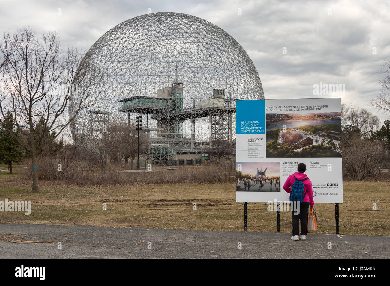 Montreal, CA - 10 Aprile 2017: Donna guardando il segno presentando Jean Drapeau park progetto di riqualificazione Foto Stock