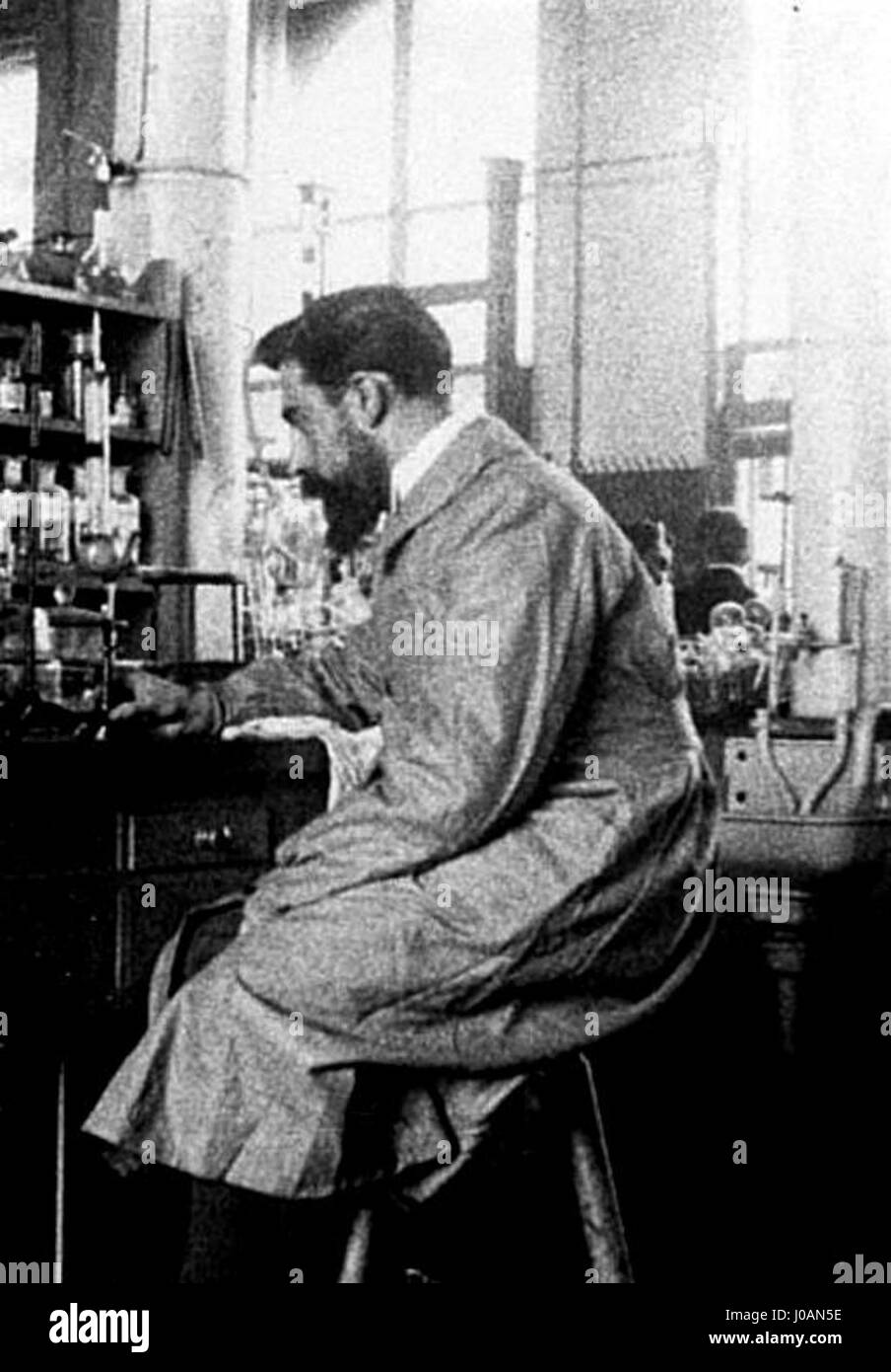 «Ernest Fourneau (Laboratoire Fischer … Berlin)' si riferisce a un ritratto scientifico di Ernest Fourneau, un chimico presso il laboratorio Fischer di Berlino, che contribuì allo studio della chimica medicinale all'inizio del XX secolo. Foto Stock