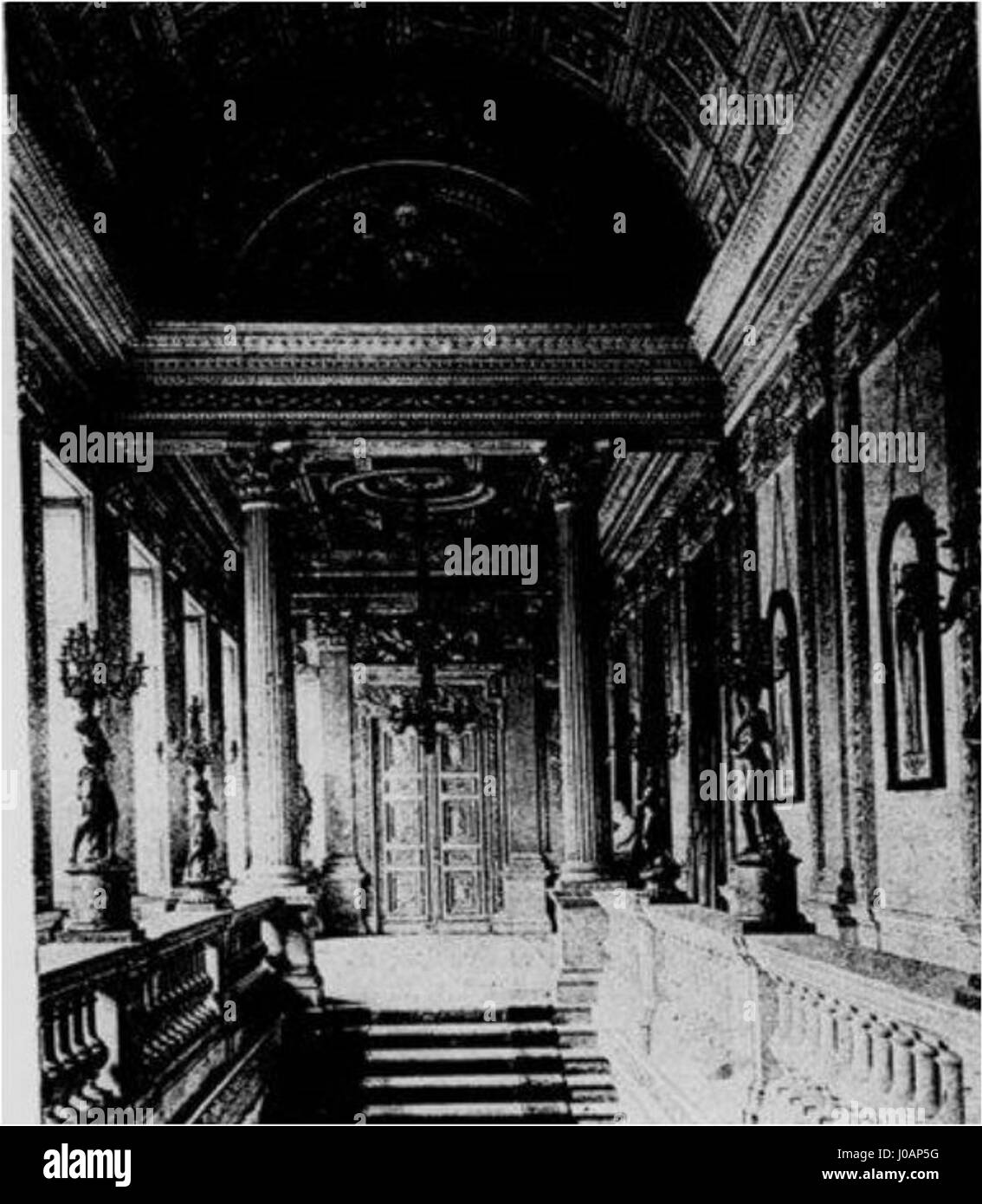 Questa fotografia architettonica del Hôtel de Monaco cattura la grande scalinata che conduce da ovest a est. La composizione si concentra sull'eleganza strutturale e la simmetria degli interni dell'edificio. Foto Stock