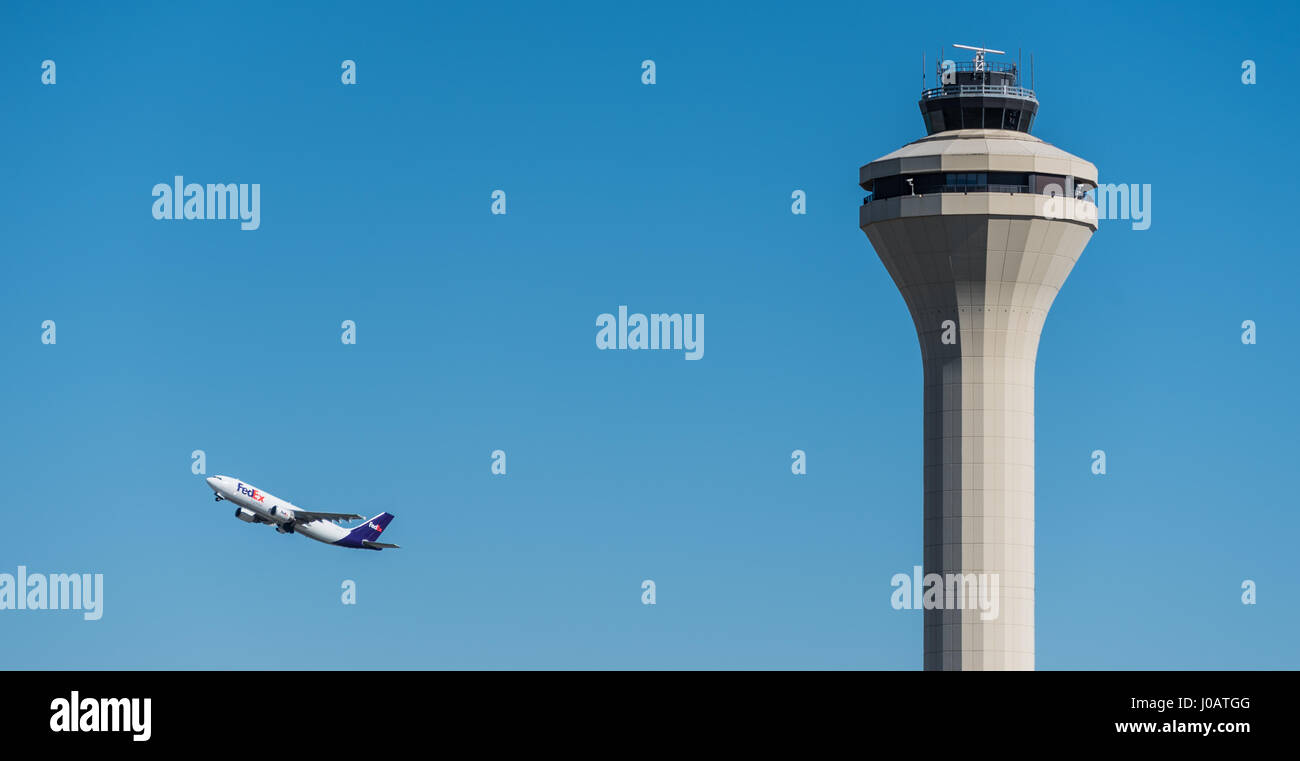 FedEx Express jet decollo dall'Aeroporto Internazionale di Memphis a Memphis, Tennessee, Stati Uniti d'America. Foto Stock