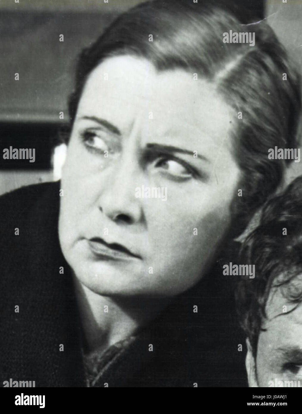 *Al margen de la ley* (1935) presenta l'attrice Assumpción Casals e l'attore Juan de Landa in una scena chiave del film poliziesco spagnolo. L'immagine mette in evidenza le forti performance del film e la sua intensità drammatica. Foto Stock