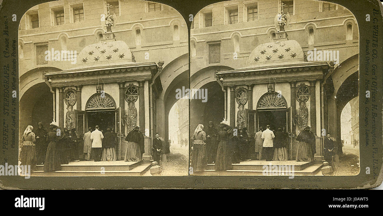 Una scheda stereo da Mosca, Russia, cattura un momento storico, offrendo una vista tridimensionale di una scena dalla città. Queste prime tecniche fotografiche hanno fornito agli spettatori un'esperienza unica e coinvolgente della capitale russa durante la fine del XIX secolo o l'inizio del XX secolo. Foto Stock