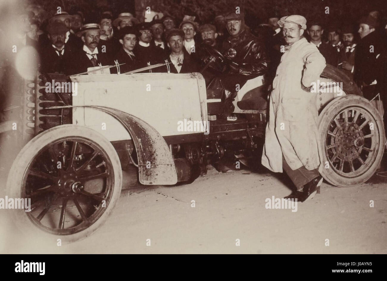 Maurice Farman alla guida di un'automobile Panhard finì quinto nella gara Parigi-Vienna del 1902. Questo momento storico dei primi sport motoristici viene catturato in una fotografia che mostra lo spirito competitivo dell'epoca e lo sviluppo delle prime auto da corsa. Foto Stock