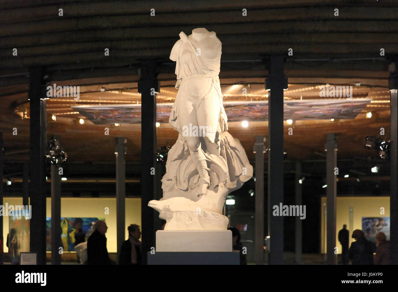 Il Gasometer di Oberhausen è un punto di riferimento in Germania, noto per il suo ruolo di serbatoio di gas industriale trasformato in uno spazio espositivo. L’opera d’arte «Der schöne Schein» è contenuta all’interno del Gasometer, che illustra la fusione tra storia industriale e arte contemporanea. Foto Stock