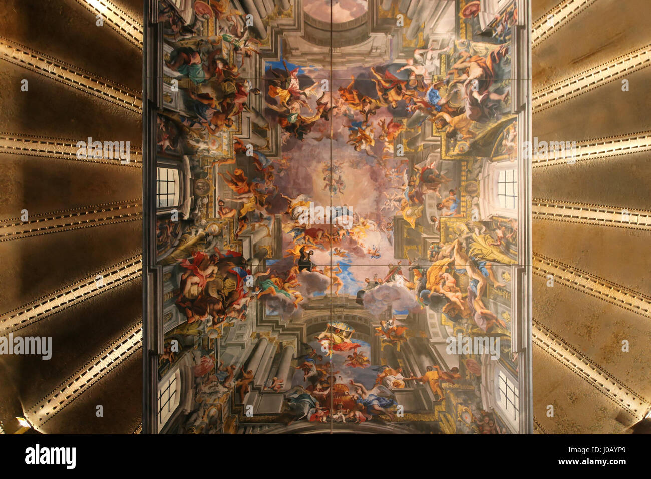 La mostra "Der schöne Schein" al Gasometer di Oberhausen mette in mostra l'arte contemporanea in uno spazio industriale monumentale. La mostra combina luce, spazio e arte, creando un'esperienza coinvolgente per i visitatori. Questa installazione esplora il rapporto tra l'espressione artistica moderna e l'architettura industriale. Foto Stock