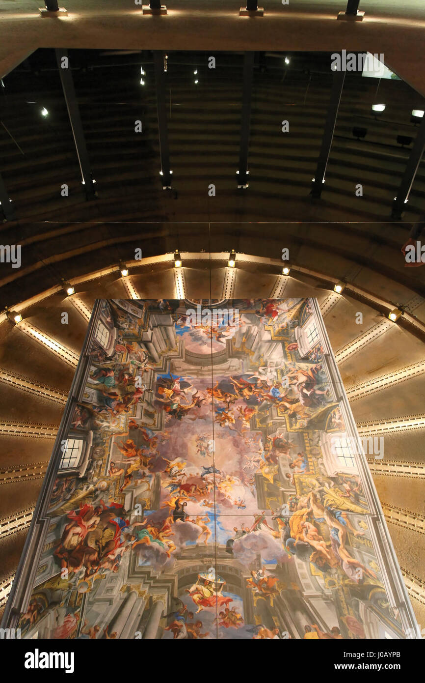 Il Gasometer di Oberhausen, Germania, ospita "Der schöne Schein", un'installazione artistica immersiva. La mostra utilizza tecniche moderne per esplorare la luce, l'ombra e la dinamica spaziale, sottolineando il rapporto tra architettura industriale e arte contemporanea. Foto Stock