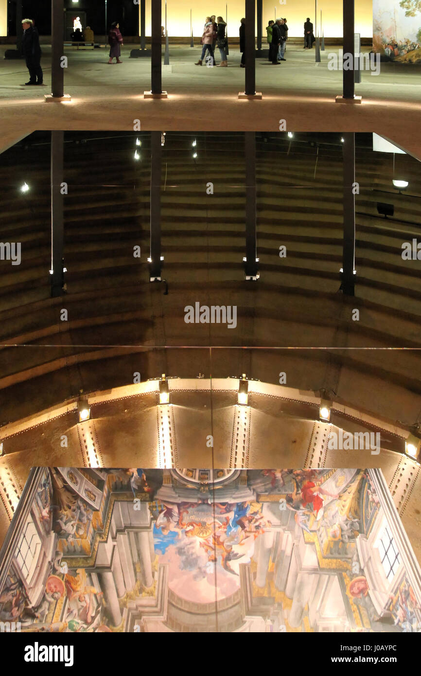 Questa installazione nel Gasometro Oberhausen, intitolata "Der schöne Schein" (l'aspetto bello), presenta un'esposizione artistica su larga scala con una proiezione di luce unica. Il Gasometer, un tempo struttura di stoccaggio del gas, è stato riproposto come sede di mostre e installazioni, con questo pezzo che si concentra sulla luce, la percezione e l'arte moderna. Foto Stock