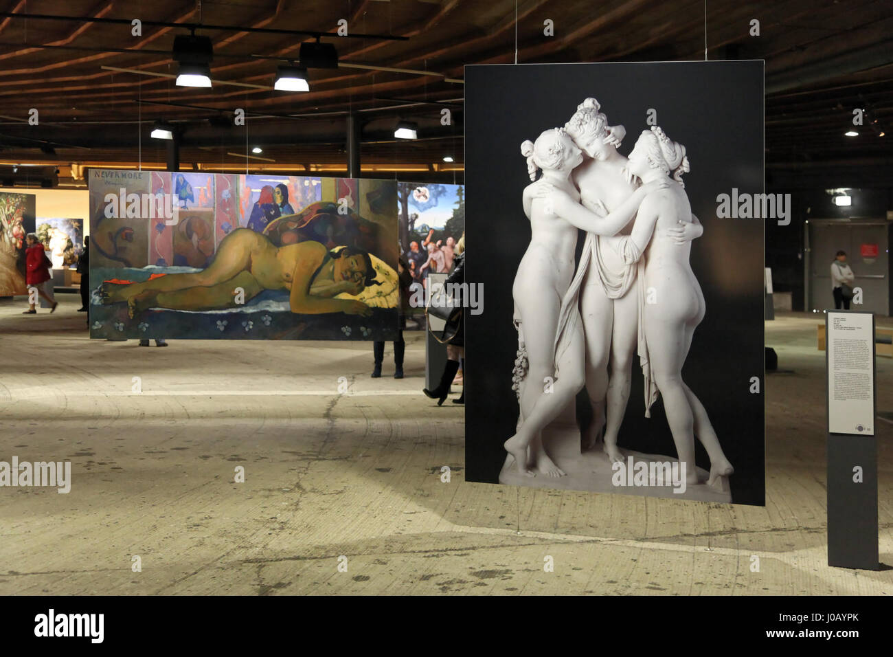Il Gasometer di Oberhausen ospita la mostra "Der schöne Schein" (la bella illusione), che esplora l'intersezione tra luce, arte e percezione. La mostra presenta una serie di installazioni immersive che trasformano lo spazio industriale in una galleria di illusioni ottiche e opere astratte. Foto Stock