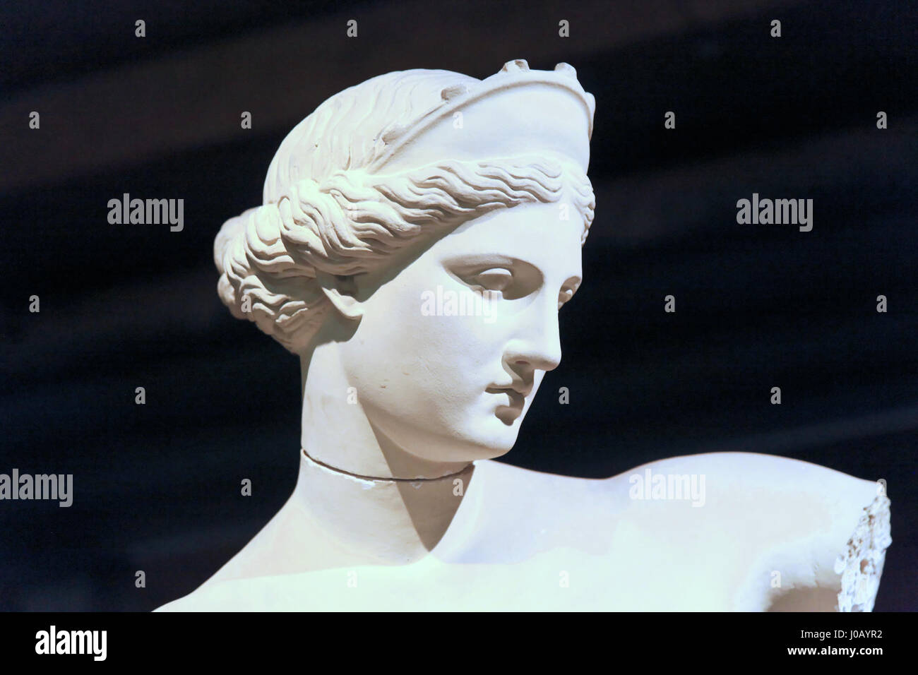 Il Gasometer di Oberhausen, Germania, presenta la mostra "Der schöne Schein", con un'iconica scultura di Afrodite di Capua. Questa installazione combina arte contemporanea con temi classici, creando un dialogo tra mito antico ed espressione moderna. Foto Stock