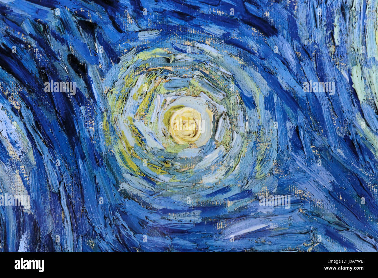 "Der schöne Schein - la notte stellata" è una mostra al Gasometer di Oberhausen, Germania, che mostra una ricreazione o un'interpretazione del famoso dipinto di Van Gogh "la notte stellata". L'installazione presenta un'esperienza coinvolgente dell'iconica opera d'arte, che unisce tecnologia moderna e arte classica. Foto Stock