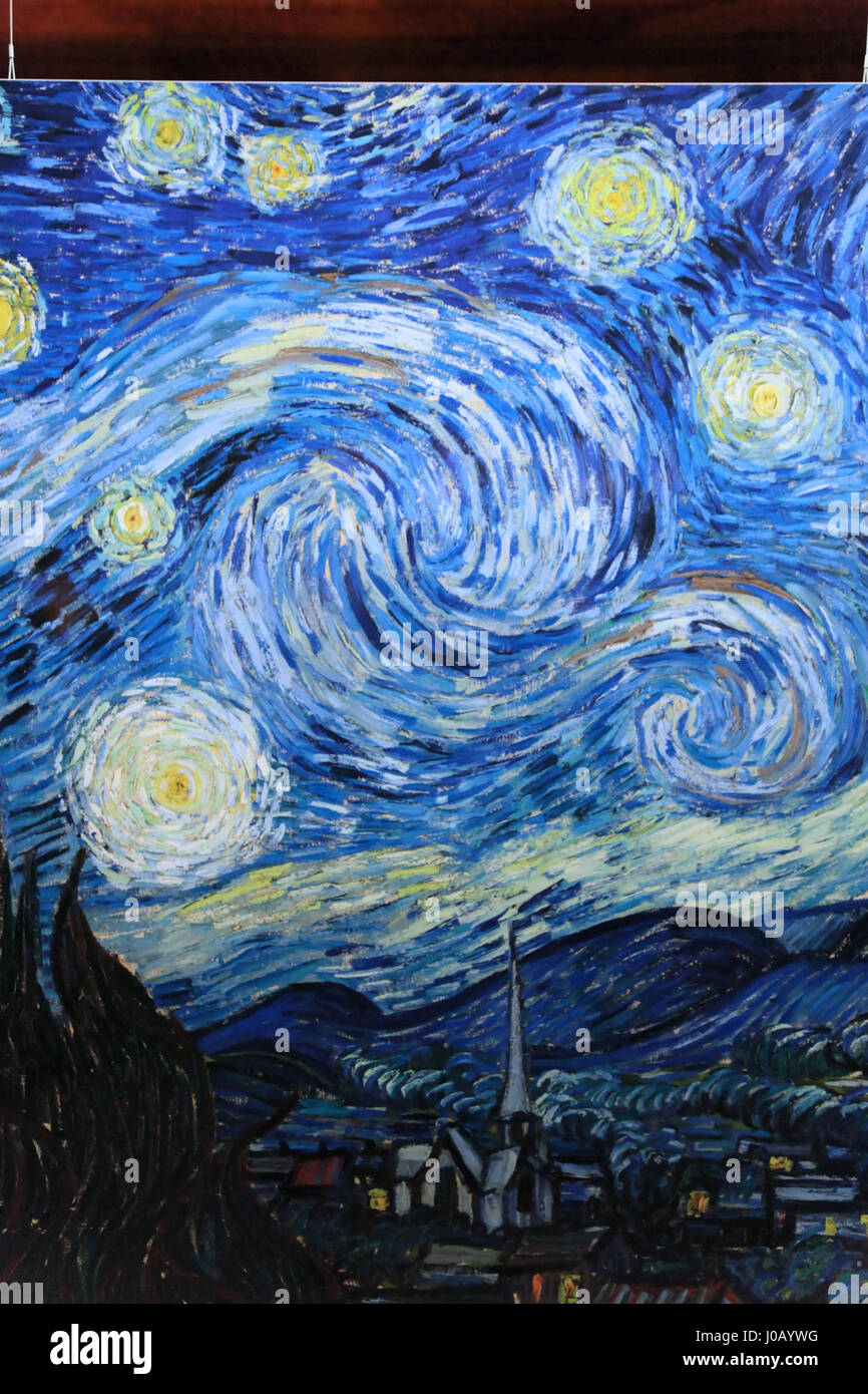 L'installazione "Der schöne Schein - la notte stellata" presso l'Oberhausen Gasometer presenta una riproduzione su larga scala dell'iconico dipinto di Vincent van Gogh "la notte stellata". L'opera utilizza tecniche di proiezione avanzate per creare un'esperienza visiva ipnotizzante, combinando la tecnologia moderna con l'arte classica per dare vita al capolavoro di van Gogh in un ambiente coinvolgente. Foto Stock