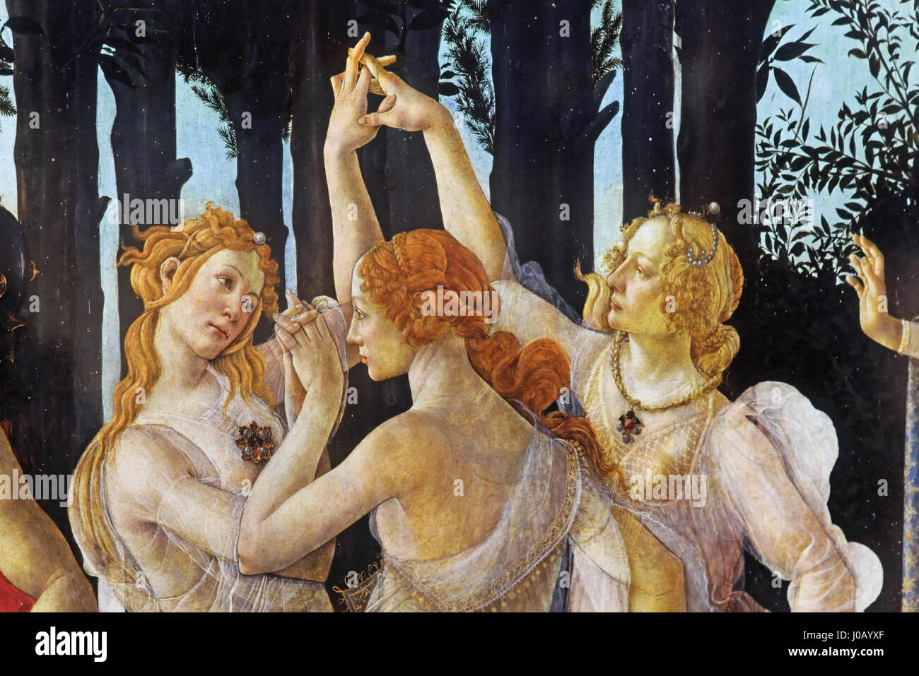Il Gasometer di Oberhausen, Germania, presenta una mostra intitolata "Der schöne Schein" ispirata alla "Primavera" di Botticelli. La mostra mette in mostra una fusione di arte classica e moderna architettura industriale, creando un'esperienza visiva unica. Foto Stock
