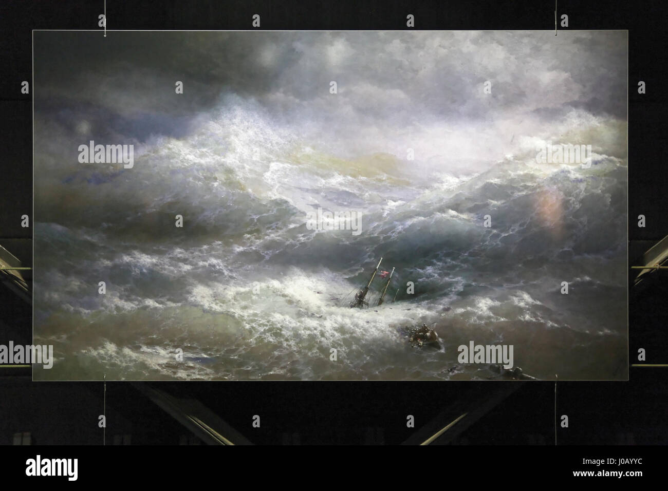 Il "Gasometer" di Oberhausen è un'iconica struttura industriale ora utilizzata per le mostre. La mostra "Der schöne Schein" presenta una mostra d'arte ispirata ai famosi paesaggi marini di Ivan Aivazovsky, tra cui il suo iconico "l'onda" (l'onda). Foto Stock