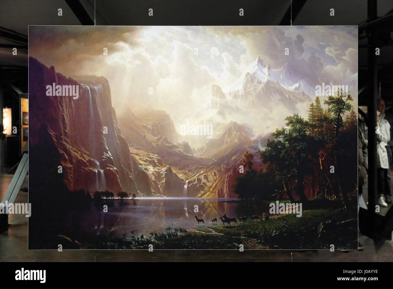 "Der schöne Schein" al Gasometer di Oberhausen presenta una mostra d'arte contemporanea. L'installazione presenta effetti visivi di luce e opere d'arte su larga scala, trasformando lo spazio industriale in un vivace sito culturale. Foto Stock