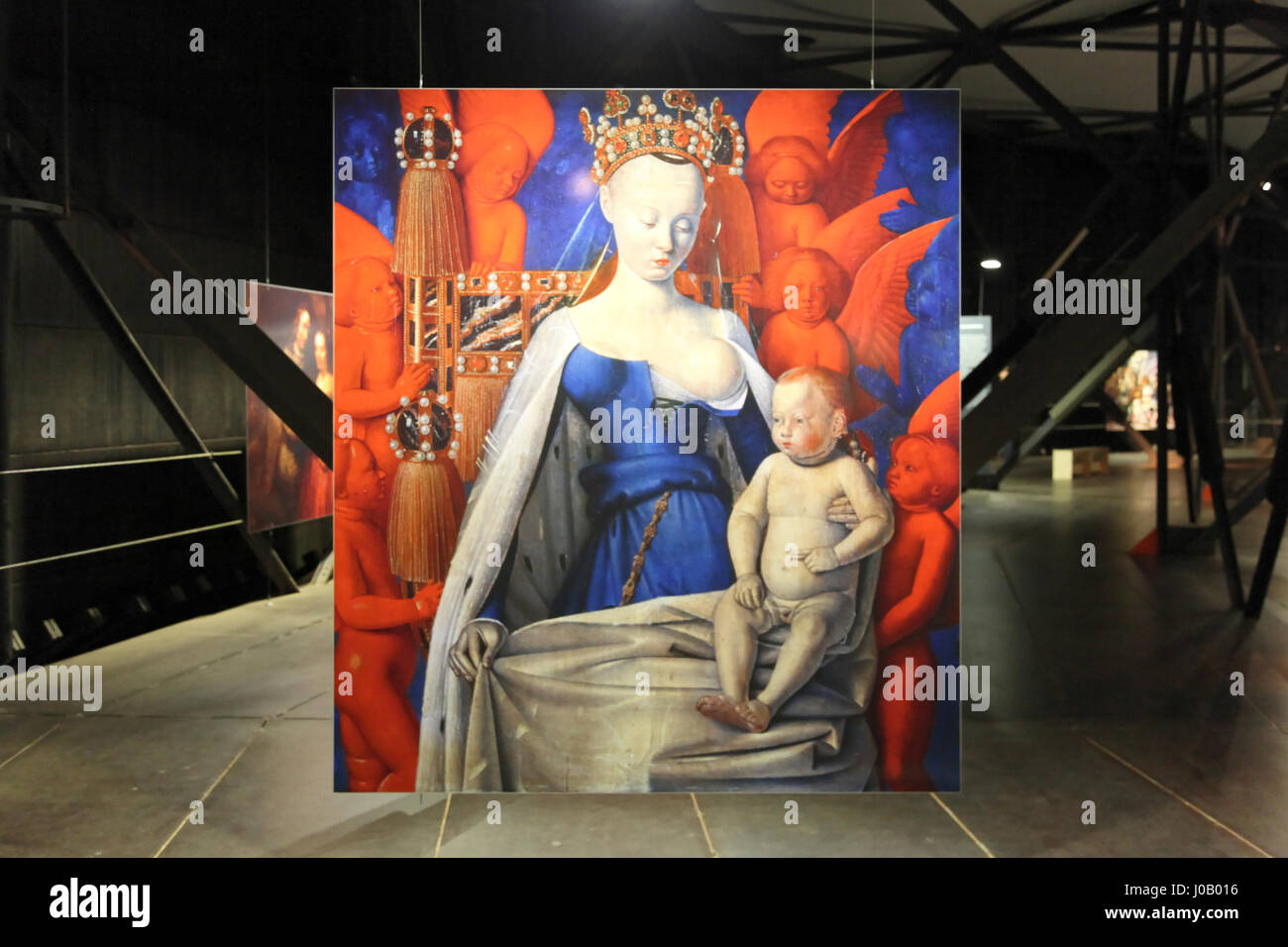 Questo pezzo, "Der schöne Schein" ("la bella luce"), presenta la "Madonna dei lattanti" di Fouquet, esposta nel Gasometro di Oberhausen, Germania, che combina arte religiosa storica con un moderno spazio espositivo. Foto Stock