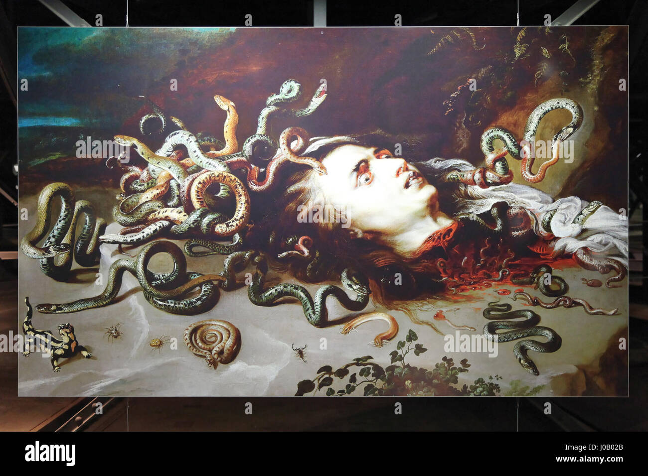 Il "Gasometro" di Oberhausen, Germania, ospita la mostra "Der schöne Schein", con una replica di Rubens "il capo di Medusa". La mostra mostra mostra la fusione dell'arte classica con l'architettura industriale moderna. Foto Stock