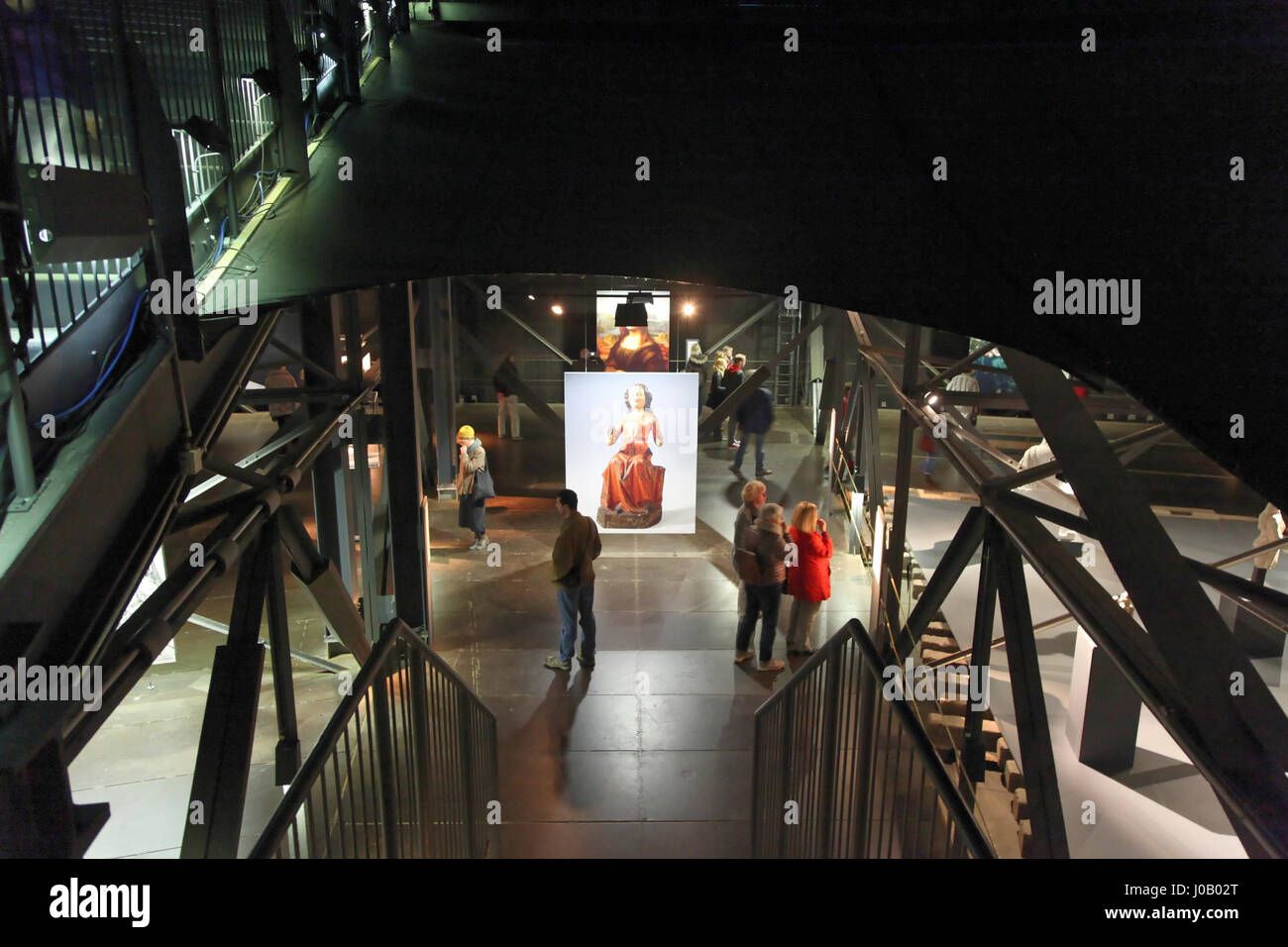 Il Gasometer di Oberhausen è una monumentale struttura industriale che è stata trasformata in uno spazio espositivo. "Der schöne Schein" (la bella apparenza) esplora l'intersezione tra architettura industriale e arte contemporanea, mostrando sia il patrimonio industriale della struttura che il suo ruolo nella cultura moderna. Foto Stock