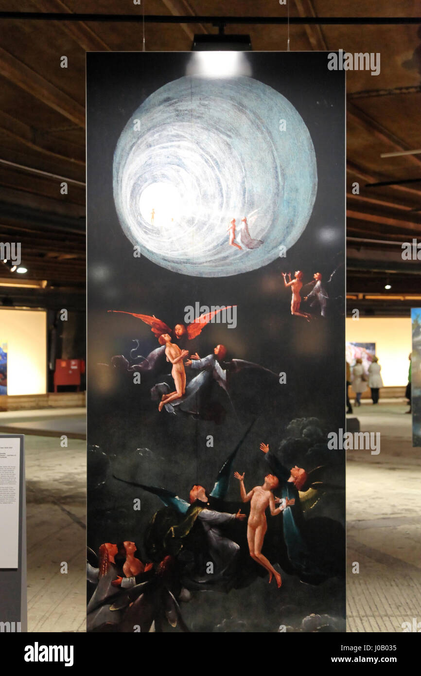 Il "Gasometer - Der schöne Schein" è un'installazione a Oberhausen, in Germania, nota per la sua impressionante architettura industriale e l'arte basata sulla luce. La "W 01 IES" è una delle esposizioni principali, che utilizza l'ampia struttura del gasometer per creare display di luce coinvolgenti. Foto Stock