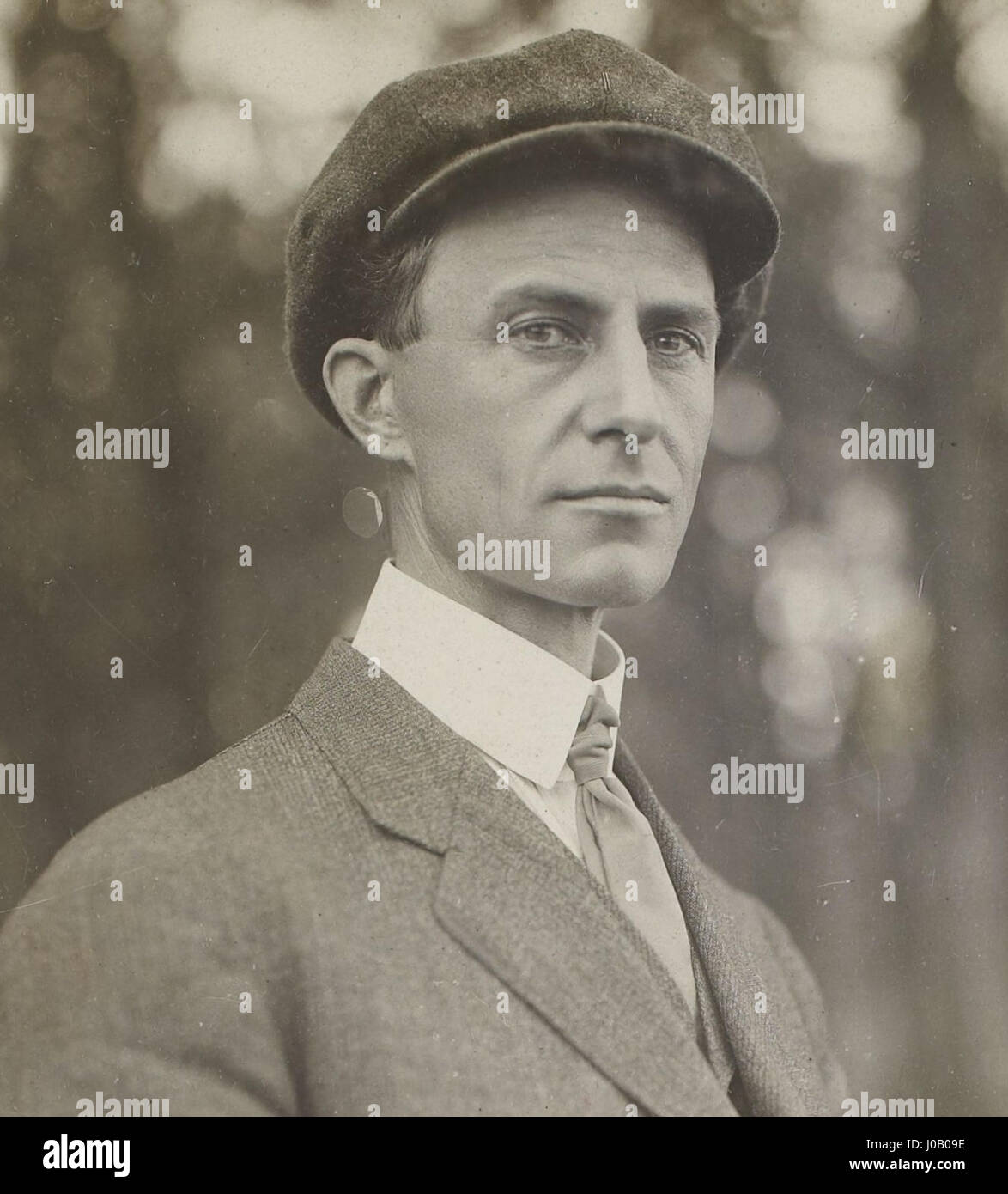 Questa fotografia di Wilbur Wright nell'agosto 1908 cattura il pioniere aviatore durante i primi giorni del volo a motore. Il lavoro di Wilbur, insieme a suo fratello Orville, portò a progressi rivoluzionari nel settore dell'aviazione. Foto Stock