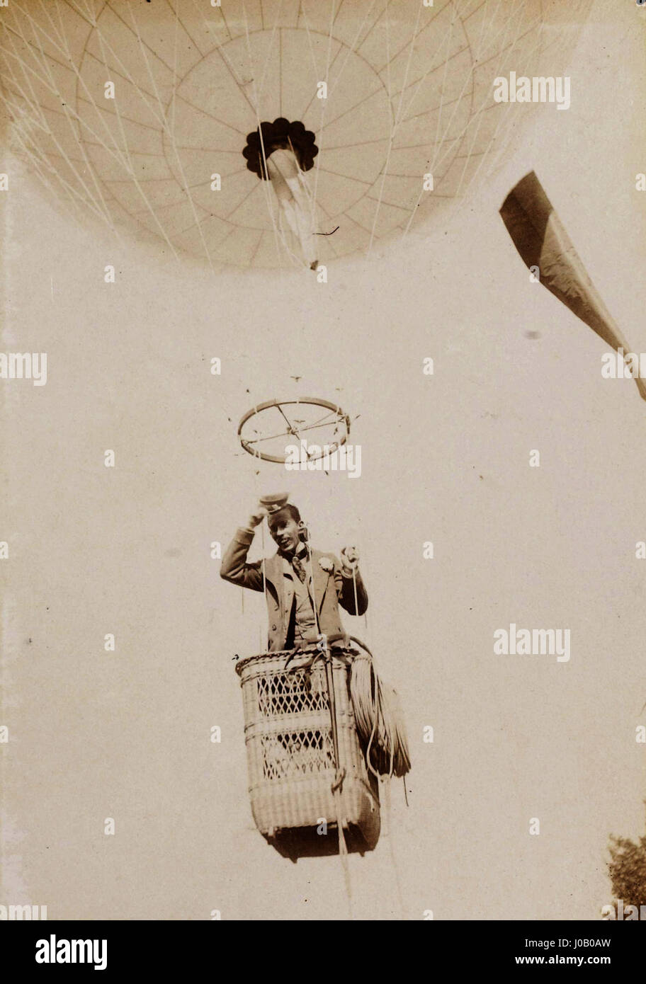 In questo momento storico, l'aviatore brasiliano Alberto Santos-Dumont decolla il 4 luglio 1898 a bordo del suo aereo, "Brazil". Questo volo segna un risultato significativo nella storia dell'aviazione, rappresentando una delle prime dimostrazioni pubbliche di voli a motore. Foto Stock
