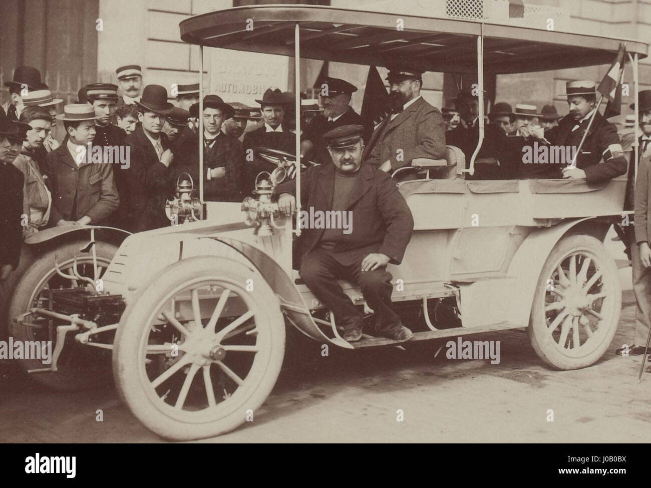 Fotografia di Louis Mors alla guida di un'auto Mors all'inizio della gara Parigi-Vienna del 1902. Foto Stock