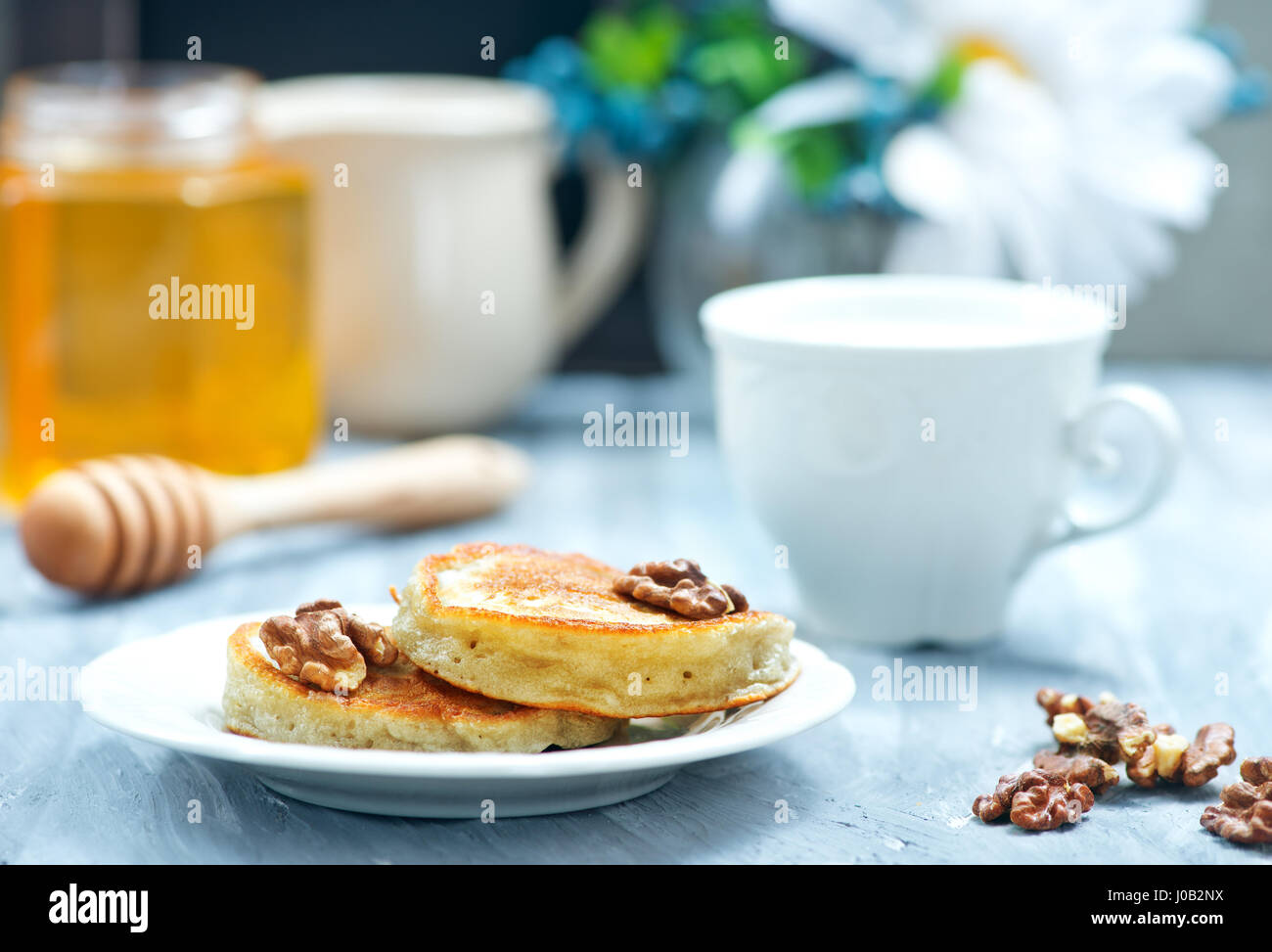 Frittelle con noci e miele su un tavolo Foto Stock