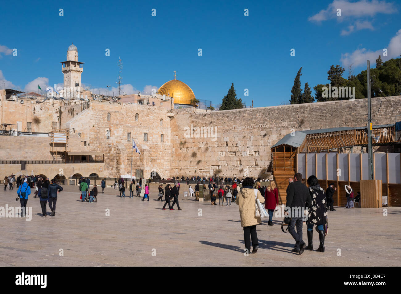 La gente prega al muro occidentale. La parete occidentale è una sezione esposta dell'antica parete situata sul fianco occidentale del Monte del Tempio. Foto Stock