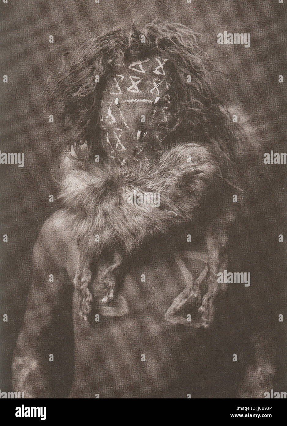 Una fotografia di Edward S. Curtis del 1904, intitolata "Tobadzisch¡ni", raffigurante un individuo Navajo. L'immagine cattura l'abbigliamento tradizionale e gli aspetti culturali del popolo Navajo. Foto Stock