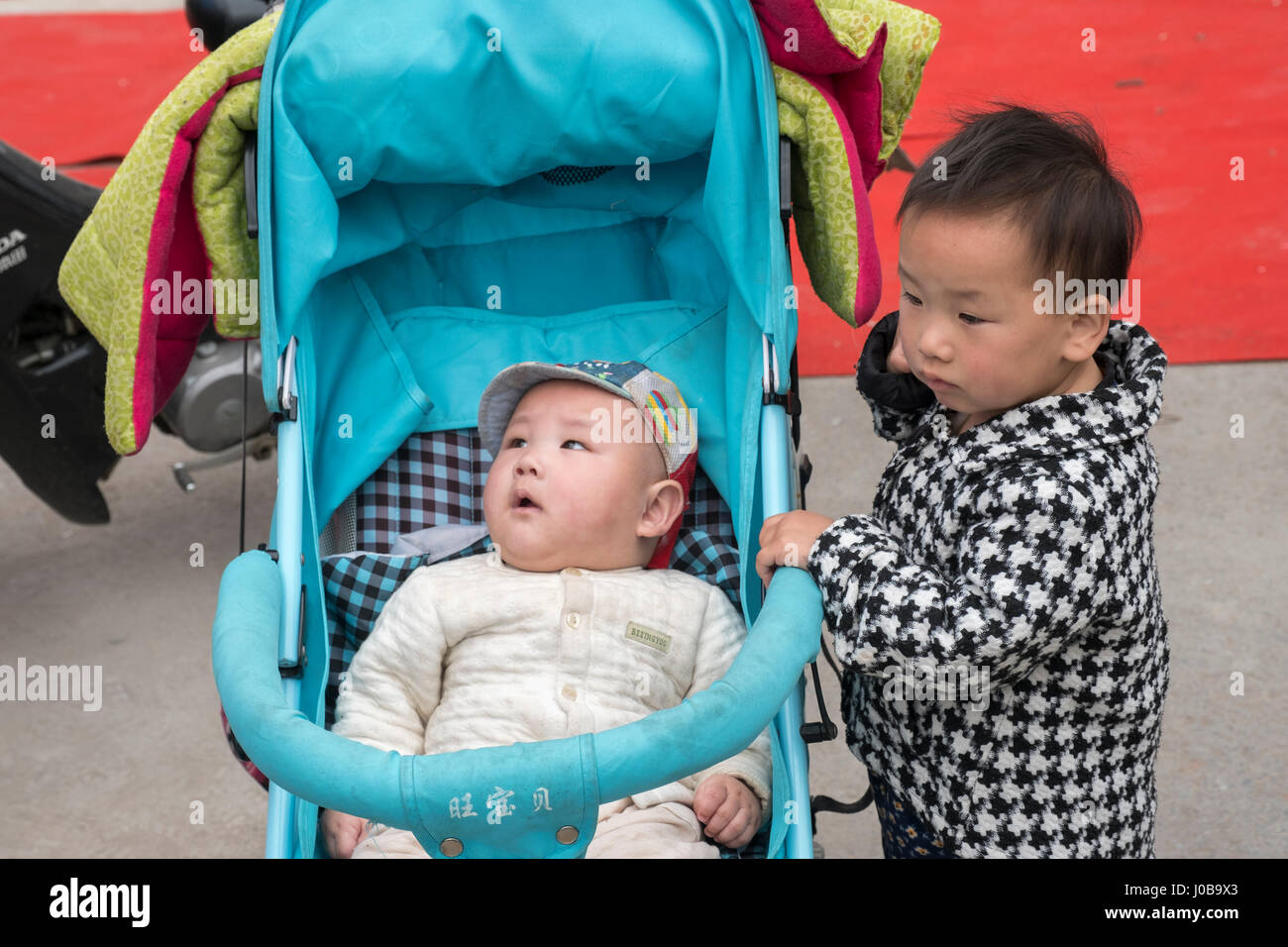 Una sorella e la sua nuova nata fratello in Xiong County, Baoding, Cina. La Cina è di nuovo a due bambini scintille aumento delle nascite. 09-Apr-2017 Foto Stock