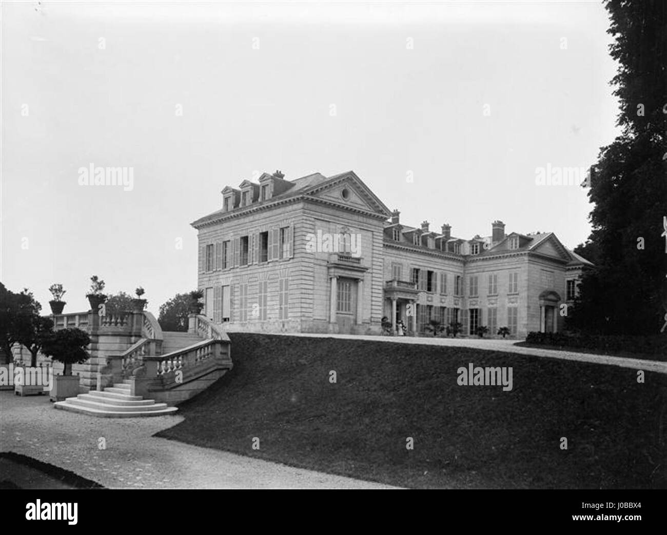 Lo Château de Carlepont, situato nel dipartimento dell'Oise, in Francia, costruito nel 1762 per i vescovi di Noyon, con la sua terrazza e la scala che si affacciano sul parco, come apparso in una stampa argentica in bianco e nero del 1908. Foto Stock