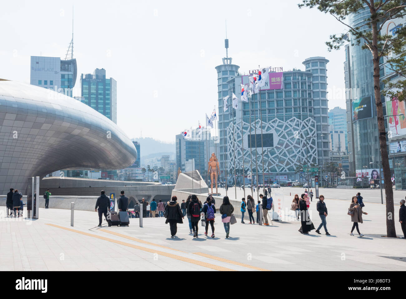 La gente del posto e i turisti a piedi dal design di Dongdaemun park (DDP), progettato da Zaha Hadid con un distintivamente neofuturistic design. Foto Stock