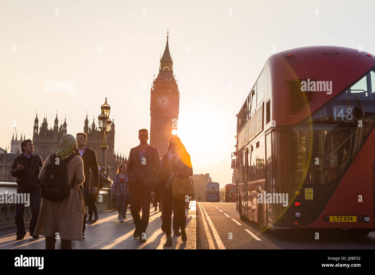 Traffico e persone in modo casuale sul Westminster Bridge in sunset, Londra, Regno Unito. Foto Stock