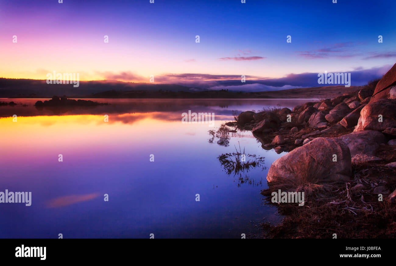 Dolce tramonto sul lago Jindabyne ancora acque delle Snowy Mountains National Park in NSW, Australia. Foto Stock