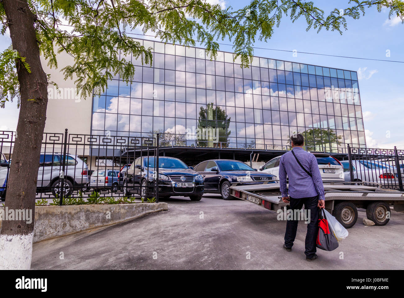 CHISINAU, REPUBBLICA MOLDOVA: Questo edificio moderno è il funerale a casa. Visitatori in Europa il più grande cimitero sono stati innestati spezzando il pane con il morto. Ciò che potrebbe sembrare morboso è infatti una pratica tradizionale a Chisinau, in Moldavia. Le immagini mostrano le orde di persone che hanno amato-quelli sepolti in questo cimitero spooky impostazione e godendo di pic-nic intorno le tombe per commemorare il defunto in modo spettacolare. Mentre alcuni giovani da questo cristiano ortodosso di comunità può essere visto nonchalantly giocando sui loro telefoni. Il paesaggio tentacolare copre due milioni di metri quadrati e contiene tre Foto Stock